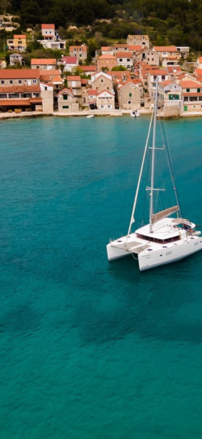 Katamaran sicher vor Anker in geschützter Bucht