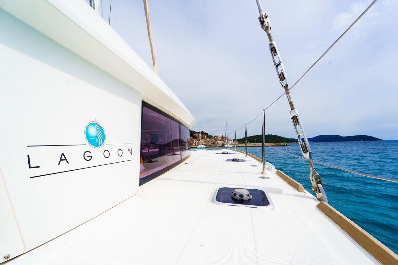 Seitendeck der Lagoon 400 S2 mit Blick auf eine dalmatinische Stadt