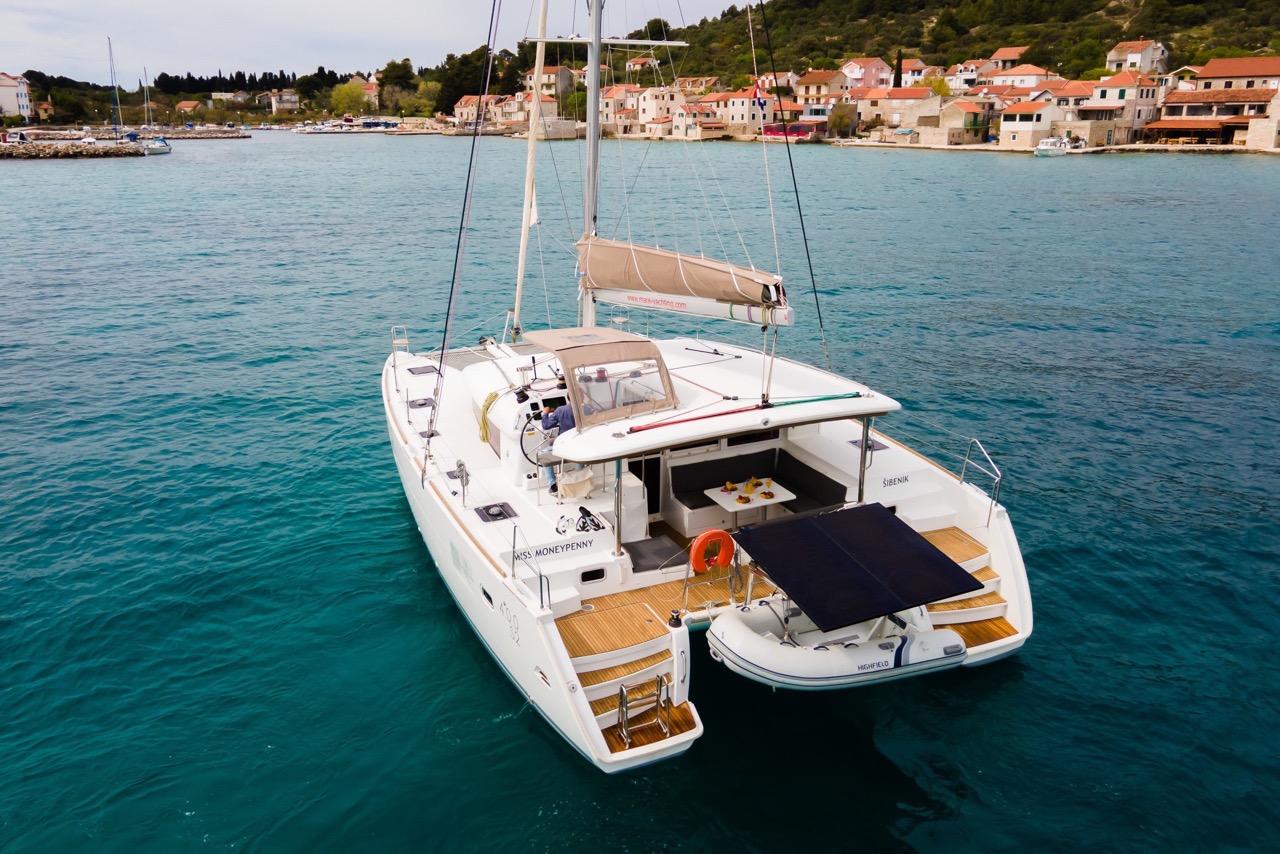 Katamaran Miss Moneypenny vor Anker in einer türkisen Bucht der kroatischen Adria