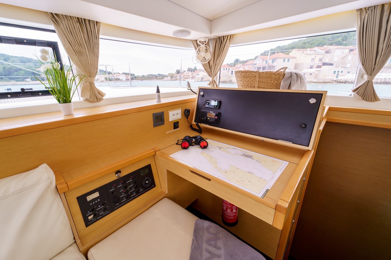 Navigationsecke mit Seekarte und Fernglas