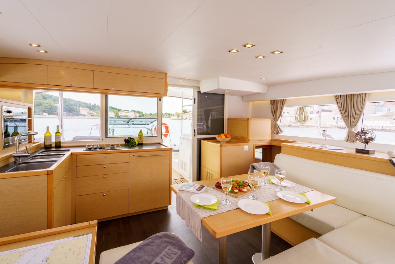 Heller Salon der Lagoon 400 S2 mit Pantry und Panoramablick